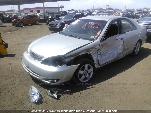 4T1BF30K72U014074 - 2002 TOYOTA CAMRY LE/XLE/SE SILVER photo 2