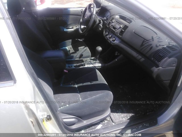 4T1BF30K72U014074 - 2002 TOYOTA CAMRY LE/XLE/SE SILVER photo 5