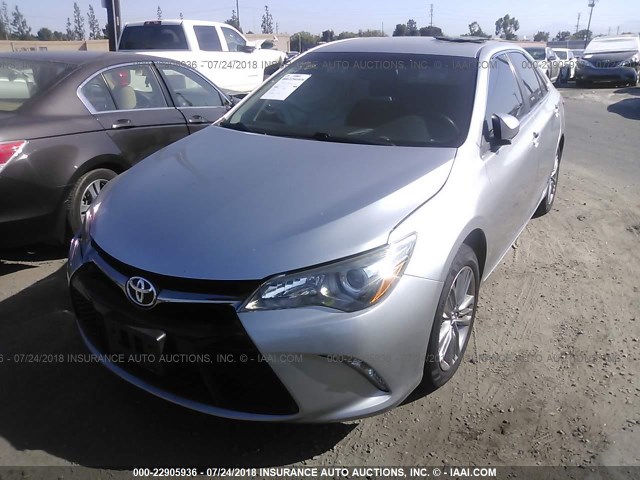 4T1BF1FKXFU048852 - 2015 TOYOTA CAMRY LE/XLE/SE/XSE 银色 照片 2