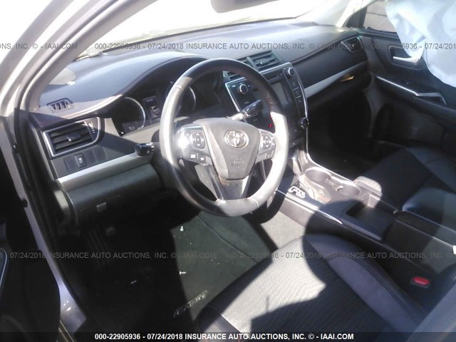 4T1BF1FKXFU048852 - 2015 TOYOTA CAMRY LE/XLE/SE/XSE 银色 照片 5