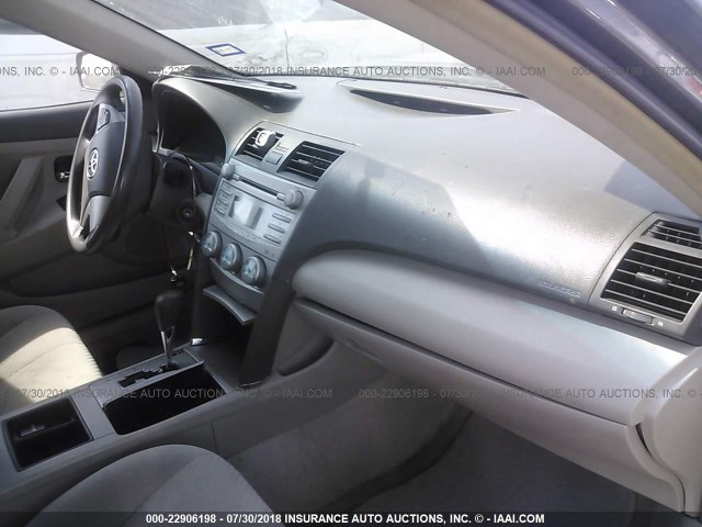 4T1BE46K89U272131 - 2009 TOYOTA CAMRY SE/LE/XLE ნაცრისფერი ფოტო 5