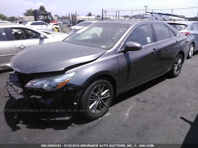 4T1BF1FKXHU362813 - 2017 TOYOTA CAMRY LE/XLE/SE/XSE 灰色 照片 2