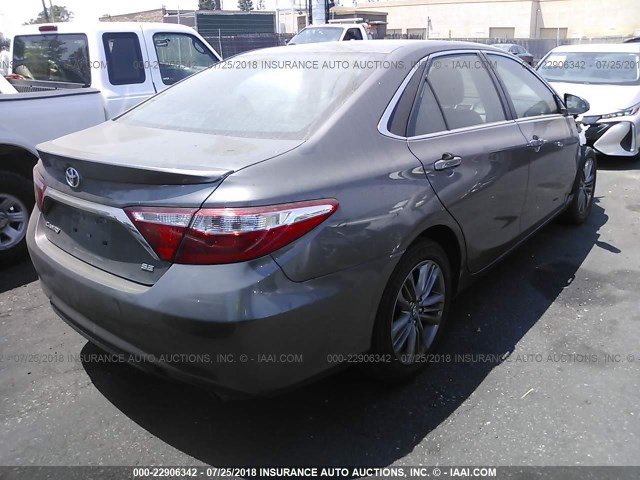 4T1BF1FKXHU362813 - 2017 TOYOTA CAMRY LE/XLE/SE/XSE 灰色 照片 4