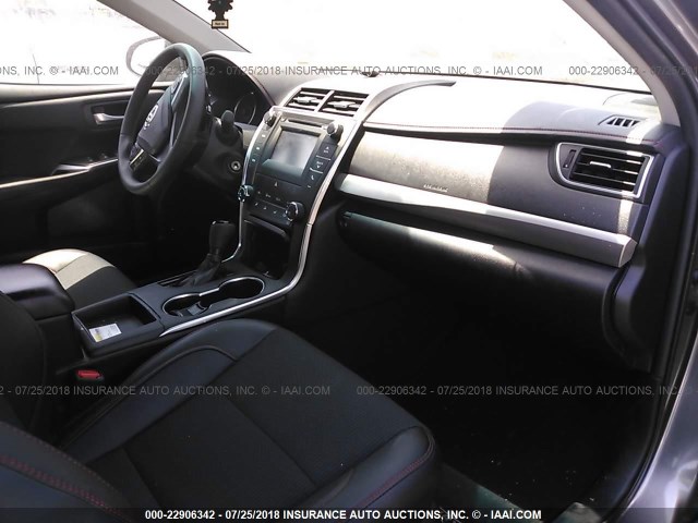 4T1BF1FKXHU362813 - 2017 TOYOTA CAMRY LE/XLE/SE/XSE 灰色 照片 5