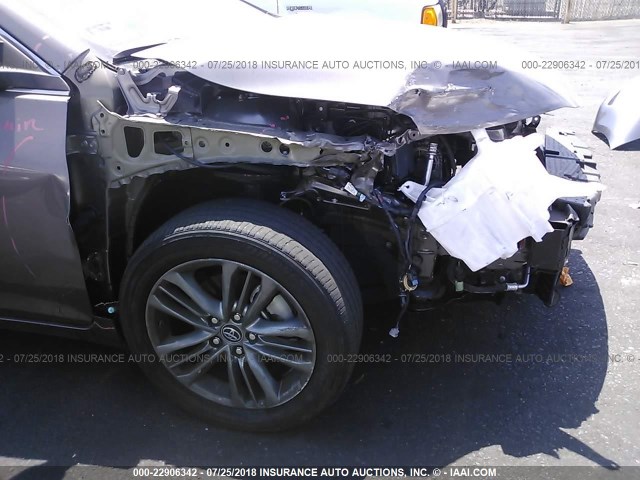 4T1BF1FKXHU362813 - 2017 TOYOTA CAMRY LE/XLE/SE/XSE 灰色 照片 6