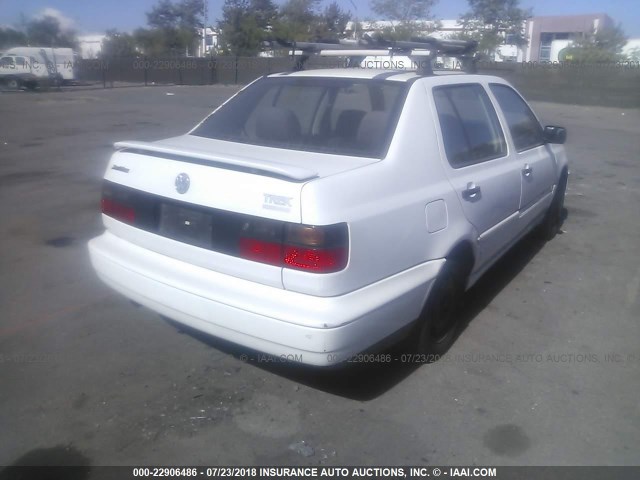 3VWWB81H6TM111285 - 1996 VOLKSWAGEN JETTA TREK WHITE photo 4