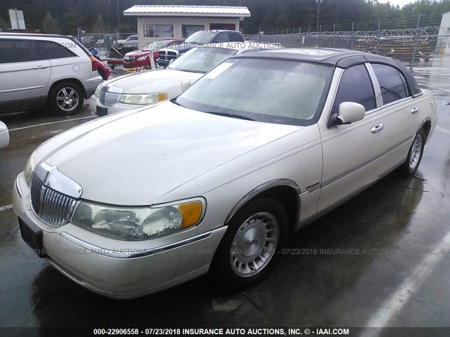 1LNHM83W8XY620866 - 1999 LINCOLN TOWN CAR CARTIER BEIGE photo 2