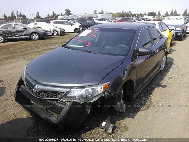4T1BF1FK2DU262215 - 2013 TOYOTA CAMRY L/SE/LE/XLE 灰色 照片 2