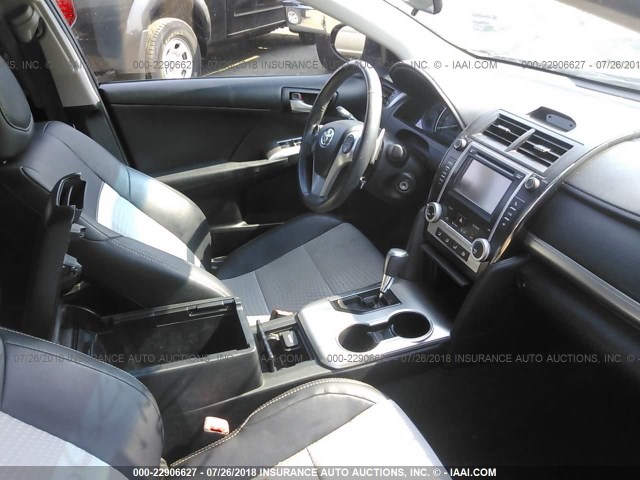 4T1BF1FK2DU262215 - 2013 TOYOTA CAMRY L/SE/LE/XLE 灰色 照片 5