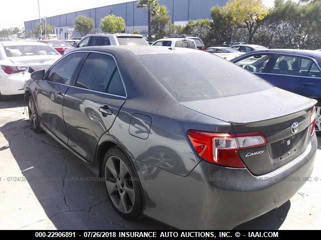 4T1BK1FK6CU518107 - 2012 TOYOTA CAMRY SE/XLE GRAY photo 3