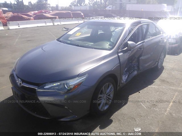 4T1BF1FKXFU024521 - 2015 TOYOTA CAMRY LE/XLE/SE/XSE GRAY photo 2