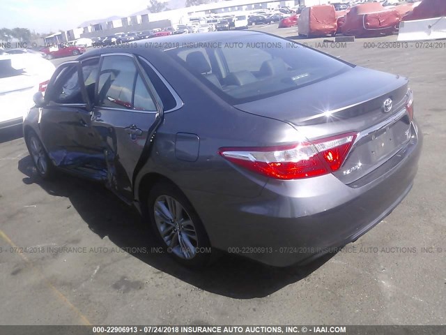 4T1BF1FKXFU024521 - 2015 TOYOTA CAMRY LE/XLE/SE/XSE GRAY photo 3
