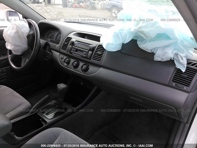 4T1BE32K22U024740 - 2002 TOYOTA CAMRY LE/XLE/SE 白色 照片 5