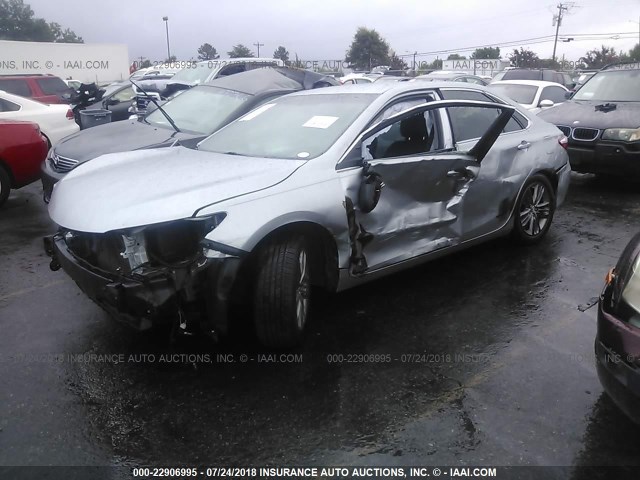 4T1BF1FK4FU942183 - 2015 TOYOTA CAMRY LE/XLE/SE/XSE SILVER photo 2