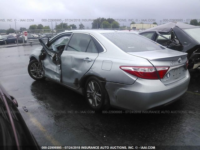 4T1BF1FK4FU942183 - 2015 TOYOTA CAMRY LE/XLE/SE/XSE SILVER photo 3