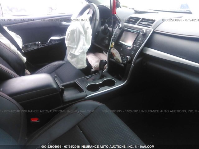 4T1BF1FK4FU942183 - 2015 TOYOTA CAMRY LE/XLE/SE/XSE SILVER photo 5