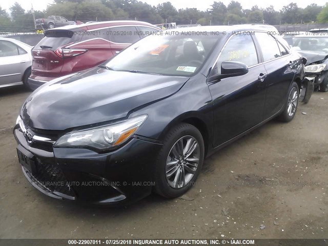 4T1BF1FK8HU339837 - 2017 TOYOTA CAMRY LE/XLE/SE/XSE 黑色 照片 2