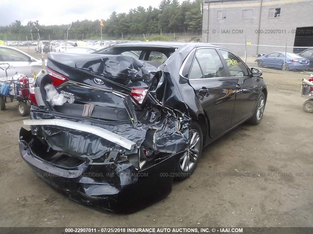 4T1BF1FK8HU339837 - 2017 TOYOTA CAMRY LE/XLE/SE/XSE 黑色 照片 4