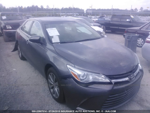 4T1BF1FK1HU722292 - 2017 TOYOTA CAMRY LE/XLE/SE/XSE GRAY photo 1