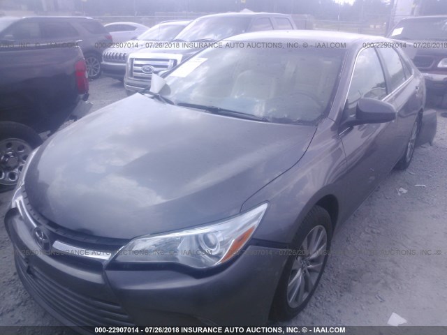 4T1BF1FK1HU722292 - 2017 TOYOTA CAMRY LE/XLE/SE/XSE GRAY photo 2
