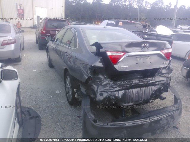4T1BF1FK1HU722292 - 2017 TOYOTA CAMRY LE/XLE/SE/XSE GRAY photo 3