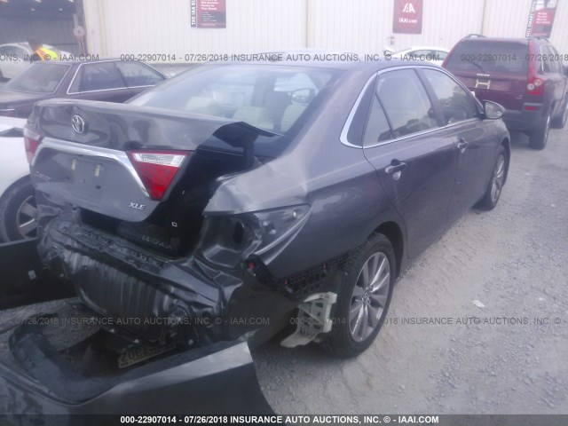 4T1BF1FK1HU722292 - 2017 TOYOTA CAMRY LE/XLE/SE/XSE GRAY photo 4