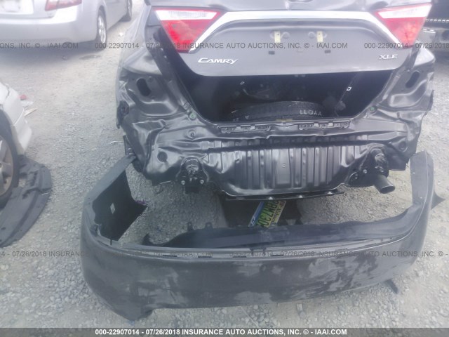 4T1BF1FK1HU722292 - 2017 TOYOTA CAMRY LE/XLE/SE/XSE GRAY photo 6