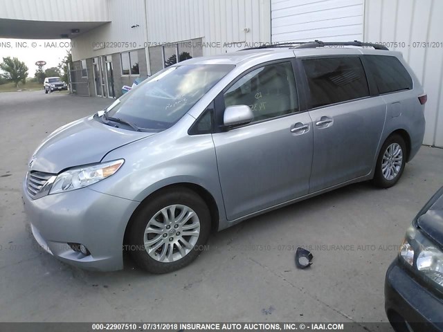 5TDYK3DC8FS527793 - 2015 TOYOTA SIENNA XLE/LIMITED SILVER photo 2