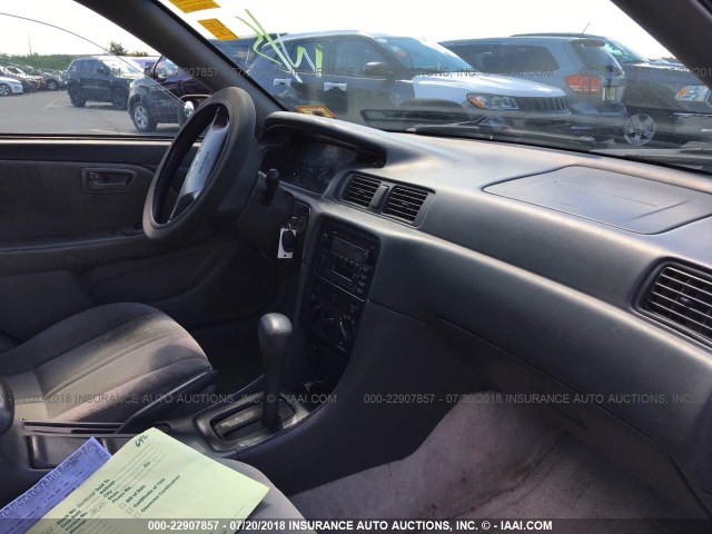 4T1BG22K6YU620642 - 2000 TOYOTA CAMRY CE/LE/XLE SILVER photo 5