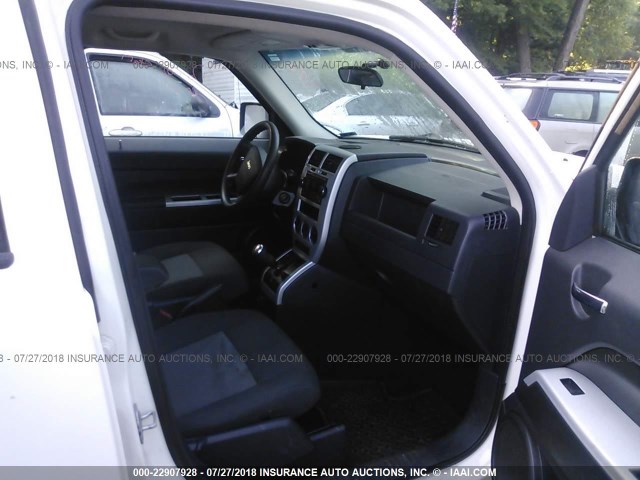 1J8FT28W58D783836 - 2008 JEEP PATRIOT SPORT WHITE photo 5