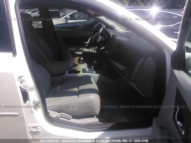 1G6DM57T160130741 - 2006 CADILLAC CTS WHITE photo 5