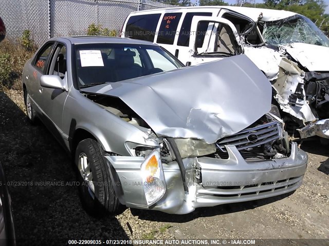 JT2BF28K010307817 - 2001 TOYOTA CAMRY LE/XLE Silber Foto 1