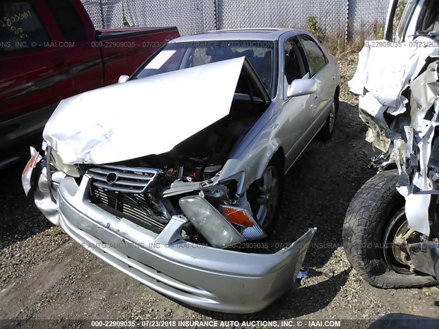 JT2BF28K010307817 - 2001 TOYOTA CAMRY LE/XLE Silber Foto 2