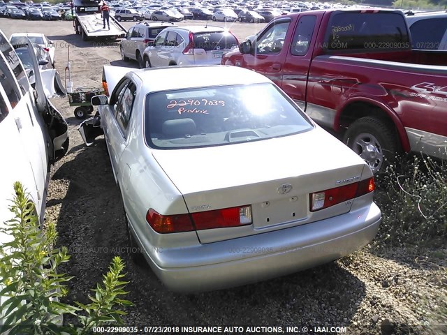 JT2BF28K010307817 - 2001 TOYOTA CAMRY LE/XLE Silber Foto 3