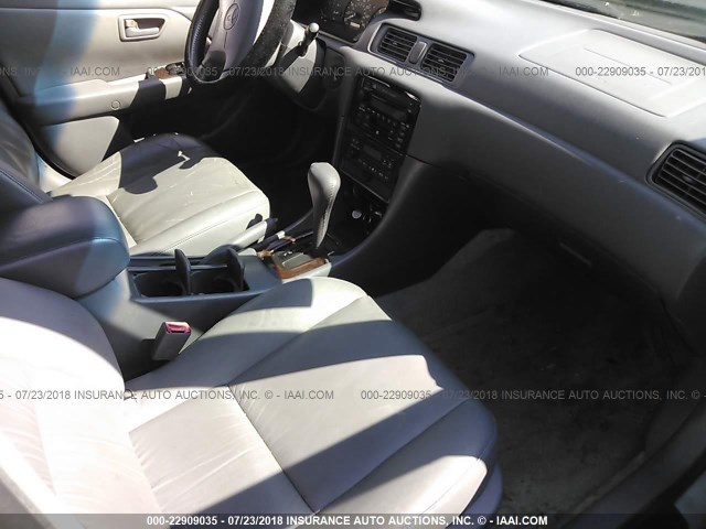 JT2BF28K010307817 - 2001 TOYOTA CAMRY LE/XLE Silber Foto 5
