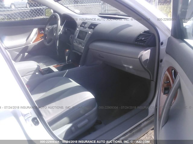 4T1BK3EK1AU604788 - 2010 TOYOTA CAMRY SE/LE/XLE WHITE photo 5