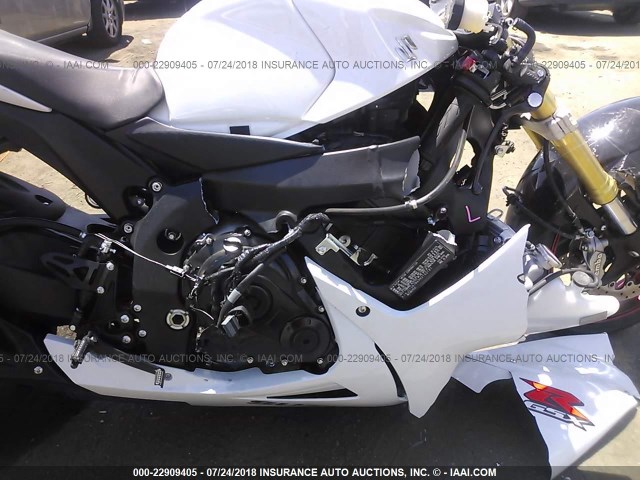 JS1GR7MA9H2102181 - 2017 SUZUKI GSX-R750 WHITE photo 8