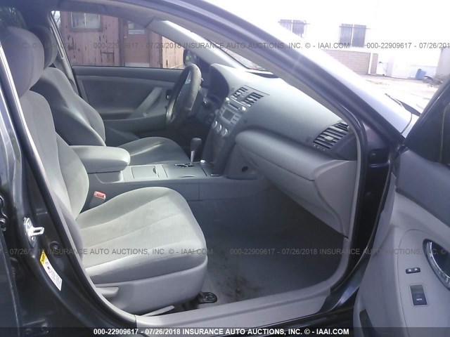 4T1BF3EK7BU756757 - 2011 TOYOTA CAMRY SE/LE/XLE ნაცრისფერი ფოტო 5