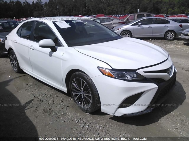 4T1B11HK1JU583427 - 2018 TOYOTA CAMRY L/LE/XLE/SE/XSE WHITE photo 1