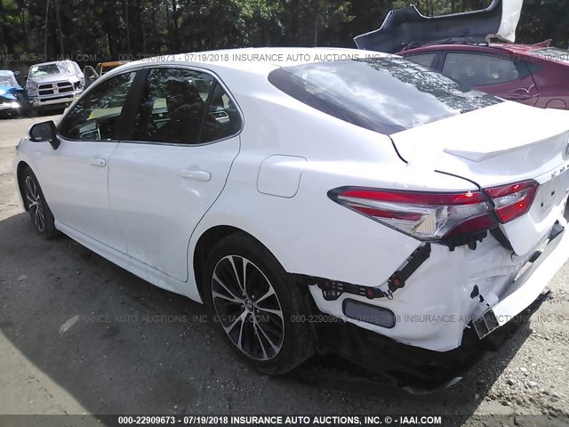 4T1B11HK1JU583427 - 2018 TOYOTA CAMRY L/LE/XLE/SE/XSE WHITE photo 3