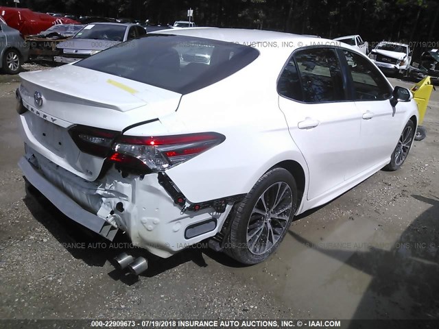 4T1B11HK1JU583427 - 2018 TOYOTA CAMRY L/LE/XLE/SE/XSE WHITE photo 4