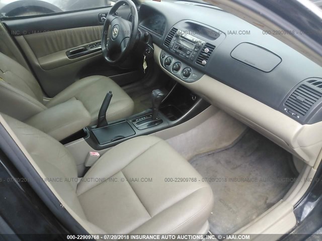 4T1BF32K02U002541 - 2002 TOYOTA CAMRY LE/XLE/SE შავი ფოტო 5