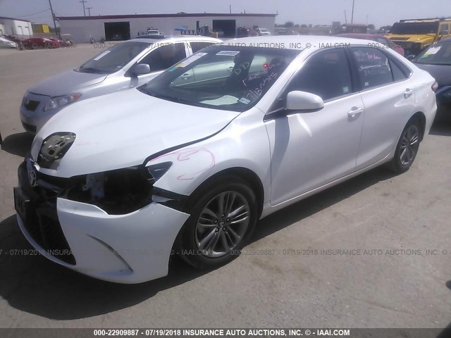 4T1BF1FK8HU813298 - 2017 TOYOTA CAMRY LE/XLE/SE/XSE WHITE photo 2
