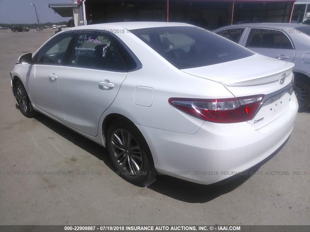 4T1BF1FK8HU813298 - 2017 TOYOTA CAMRY LE/XLE/SE/XSE WHITE photo 3