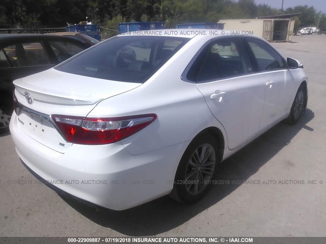 4T1BF1FK8HU813298 - 2017 TOYOTA CAMRY LE/XLE/SE/XSE WHITE photo 4