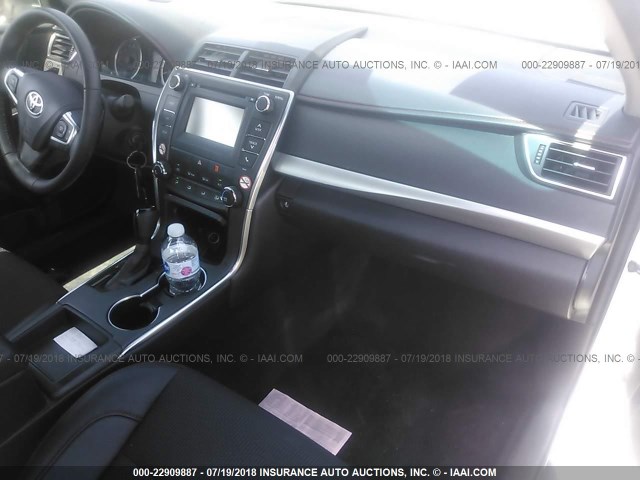4T1BF1FK8HU813298 - 2017 TOYOTA CAMRY LE/XLE/SE/XSE WHITE photo 5