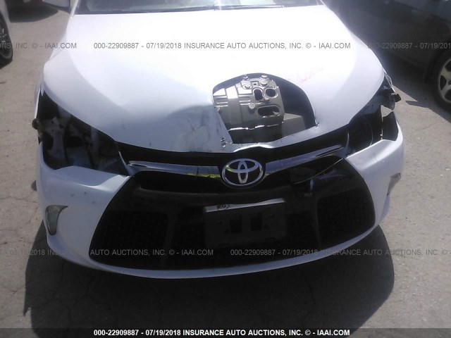 4T1BF1FK8HU813298 - 2017 TOYOTA CAMRY LE/XLE/SE/XSE WHITE photo 6