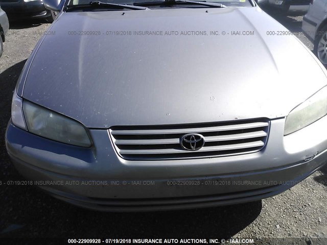 4T1BG22K6VU119732 - 1997 TOYOTA CAMRY CE/LE/XLE ნაცრისფერი ფოტო 6