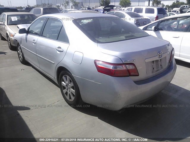 4T1BK46K37U002892 - 2007 TOYOTA CAMRY NEW GENERAT LE/XLE/SE SILVER photo 3