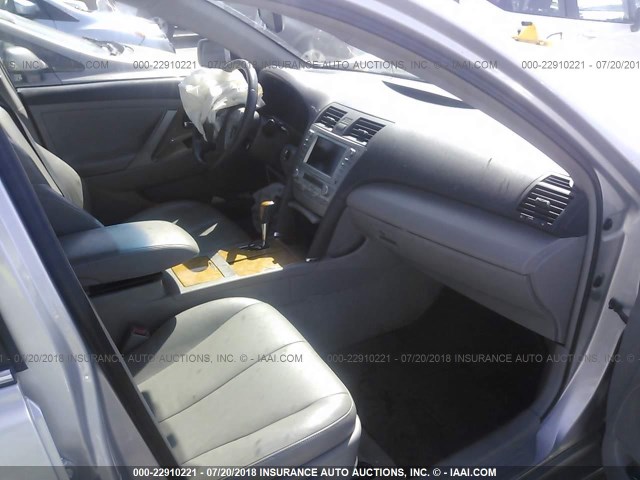4T1BK46K37U002892 - 2007 TOYOTA CAMRY NEW GENERAT LE/XLE/SE SILVER photo 5